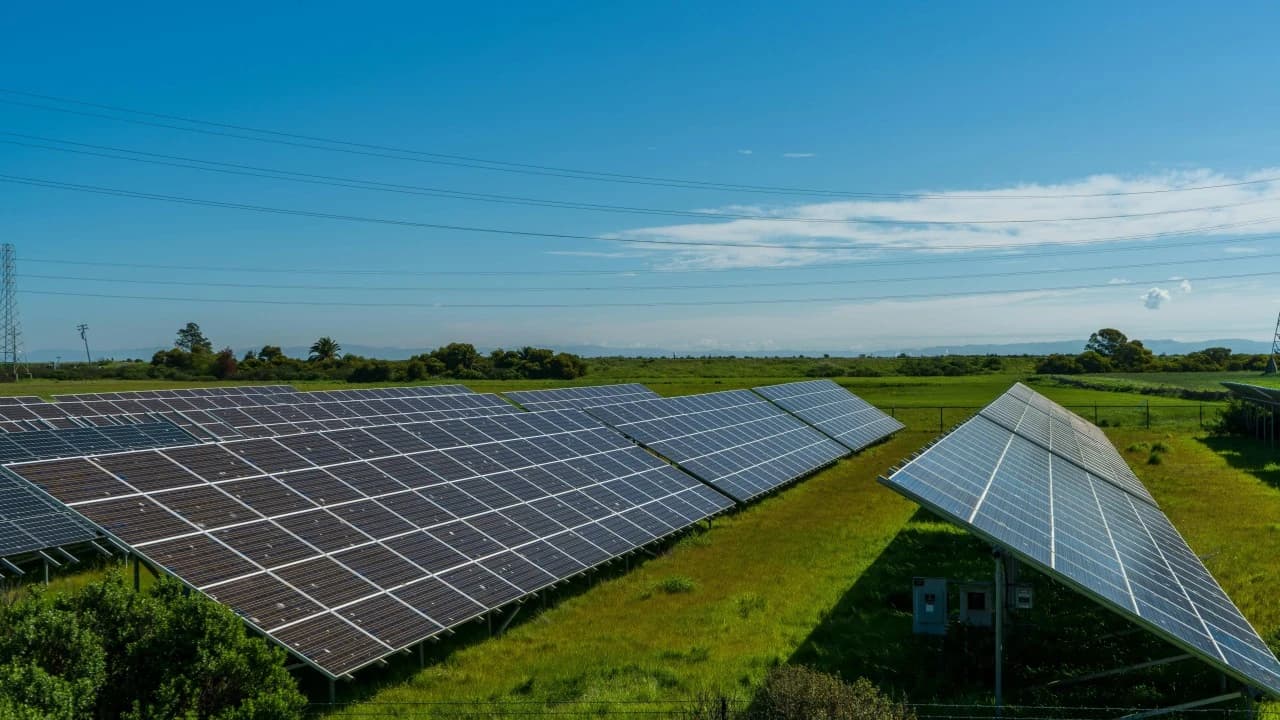 AI and Solar: Achieving Energy Independence and Reducing Carbon Footprint